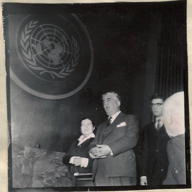 Նեգատիվ՝ լուսանկարի. Ա. Խաչատրյանը  կնոջ՝ Ն. Մակարովայի և որդու՝ Կարենի հետ  ՄԱԿ-ի Գերագույն ասամբլեայի գլխավոր դահլիճում  