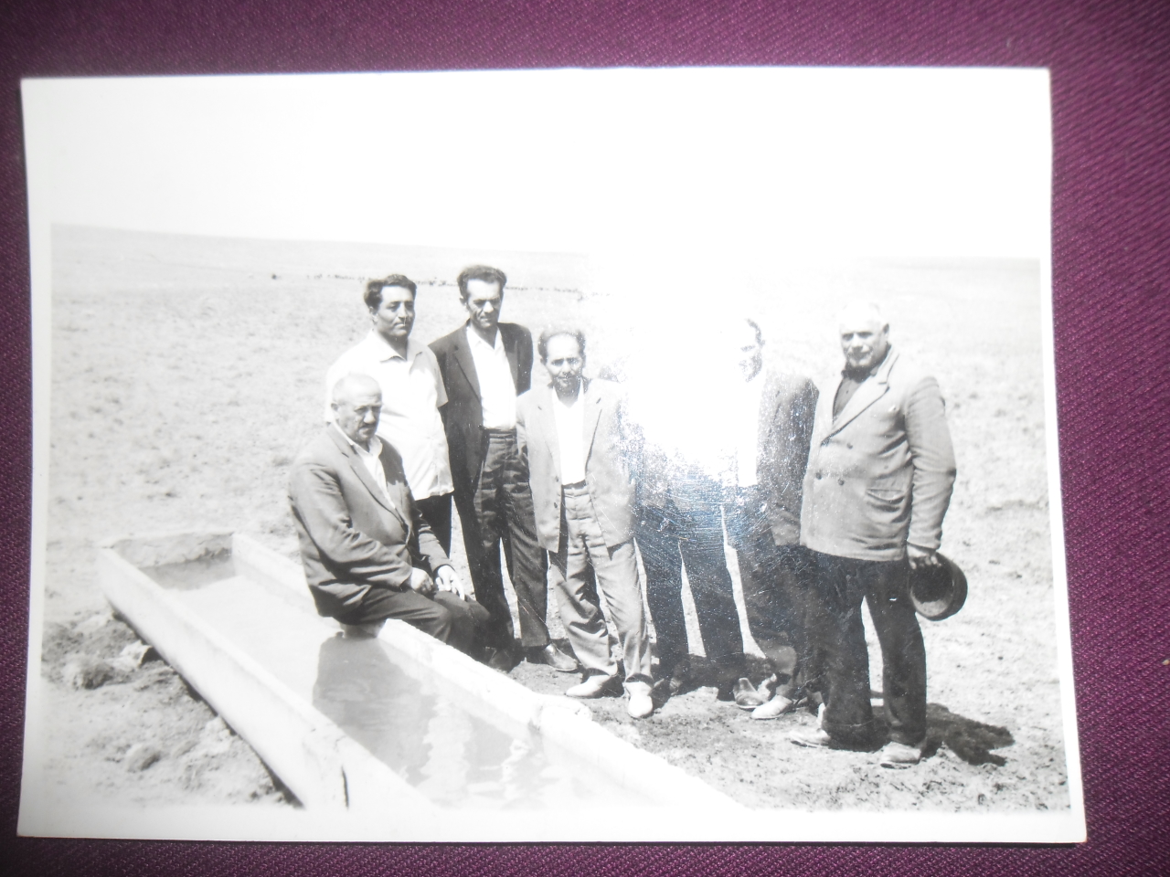 Թադևոս Նիկոլայի Նալբանդյանը (ԽՍՀՄ և ՀԽՍՀ ժուռնալիստների միության անդամ, լրագրող) ընկերների հետ