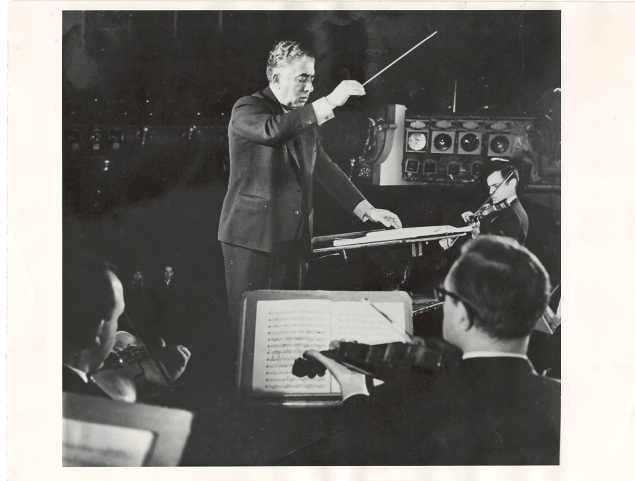 Լուսանկար.Ա.Խաչատրյանը ջութակահար Լեոնիդ Կոգանի և Փարիզի սիմֆոնիկ նվագախմբի հետ  փորձի ժամանակ ՝ իր հեղինակային համերգների օրերերին 