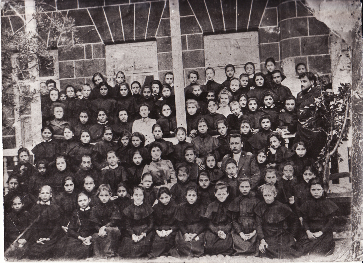 Լուսանկար Օլգինյան պրոգիմնազիայի սանուհիների և ուսուցիչների