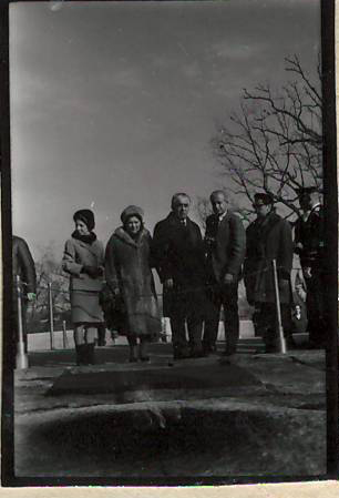 Նեգատիվ՝ լուսանկարի. Ա. Խաչատրյանը կնոջ՝ Ն. Մակարովայի, որդու՝ Կարենի և ուրիշների հետ Ջ. Քեննեդիի գերեզմանի մոտ