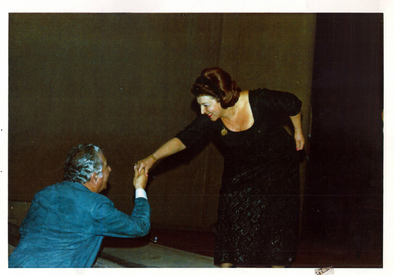Լուսանկար. (գունավոր, կրկնօրինակ). Ա. Խաչատրյանը Փարիզում իր ծննդյան 70-ամյակի տոնակատարությունների օրերին