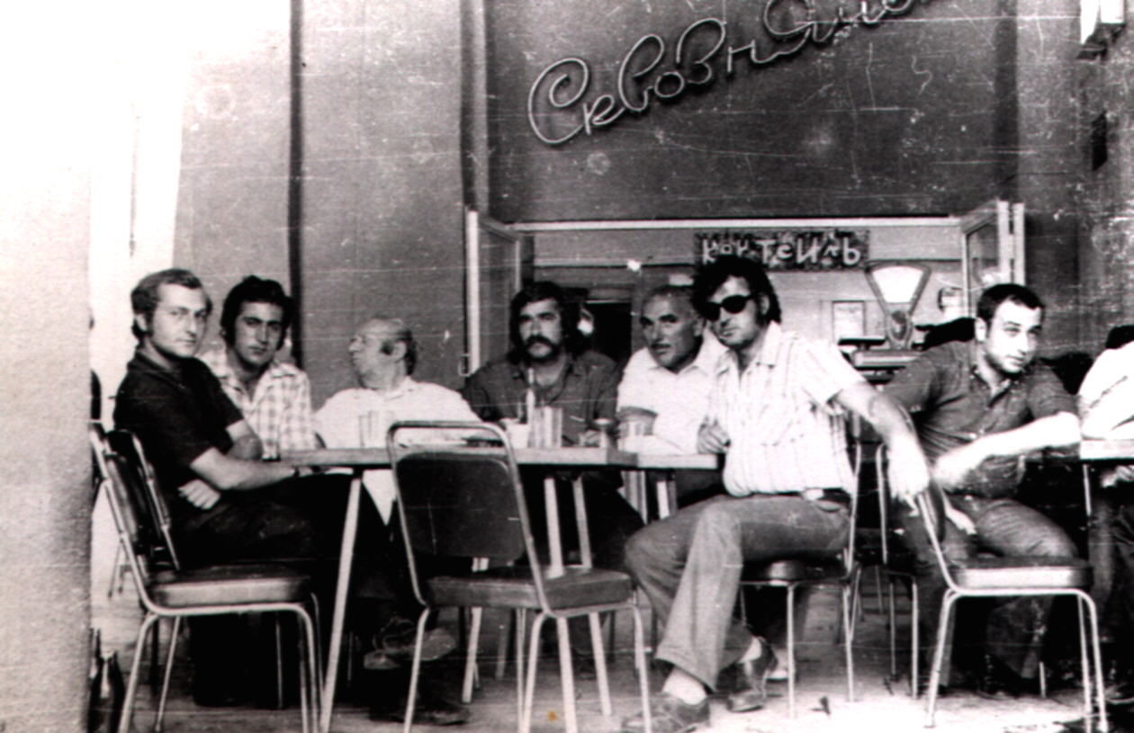 Ե. Քոչարը մի խումբ մարդկանց հետ  « Միջանցահովիկ » սրճարանում, Երևան,  [1970 – ական ]