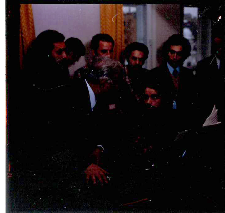 Սլայդ (գունավոր). Ա. Խաչատրյանը Մոսկվայի կոնսերվատորիայում իր աշակերտների հետ 