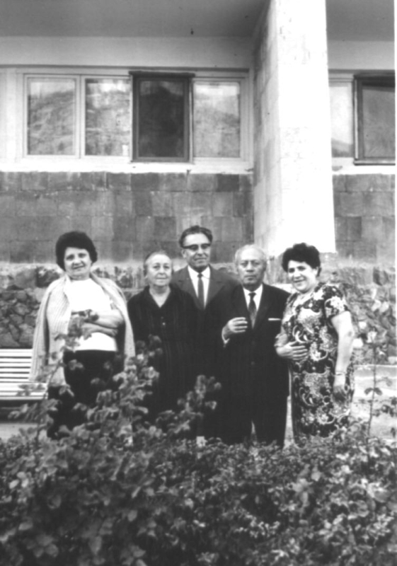 Ե. Քոչարը /աջից երկրորդը/, կինը՝ Մանիկ Մկրտչյանը /աջից առաջինը/, երկու  կին  և մի տղամարդ  «Արզնի» առողջարանում, 15 հոկտեմբերի, 1973