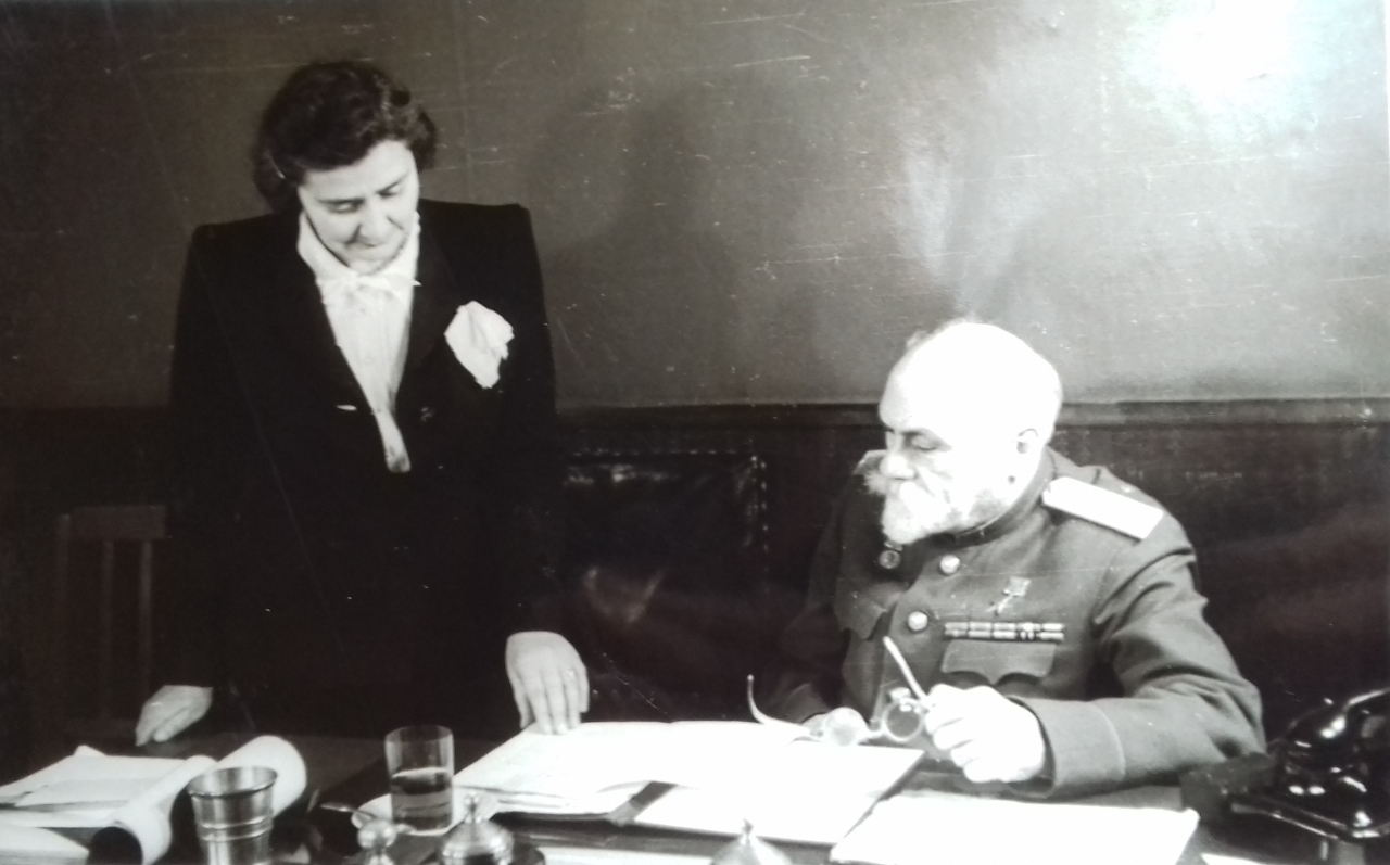 Լևոն  Օրբելին իր   ռեֆերենտ Գ.Ցուրինովայի (Սուլթան-Շահի)հետ