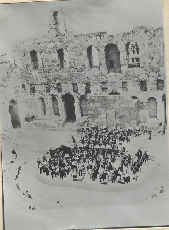 Նեգատիվ՝ լուսանկարի. Ա Խաչատրյանը Աթենքի սիմֆոնիկ նվագախմբի հետ փորձի ժամանակ