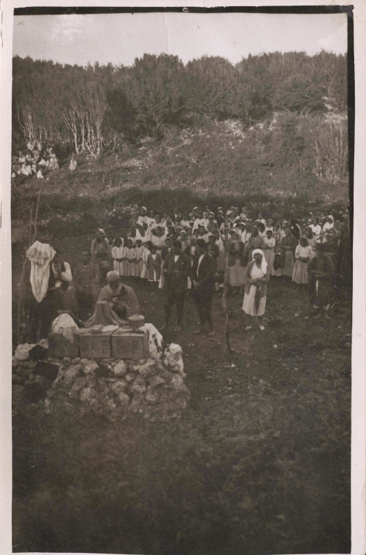 Պատարագի տեսարան Տամլաճըգի գերեզմանատանը 
