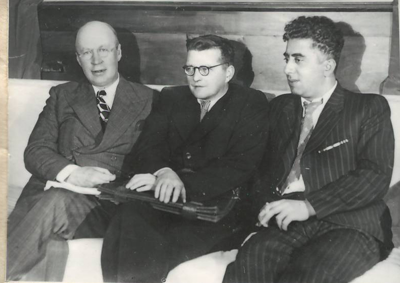 Նեգատիվ՝ լուսանկարի. Ա. Խաչատրյանը կոմպոզիտորներ Դ. Շոստակովիչի և Ս. Պրոկոֆևի հետ