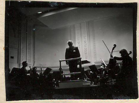 Նեգատիվ՝ լուսանկարի. Ա. Խաչատրյանը Նյու Յորքի Քարնեգի Հոլ համերգասրահում  տեղի սիմֆոնիկ նվագախմբի հետ իր  հեղինակային համերգի ժամանակ