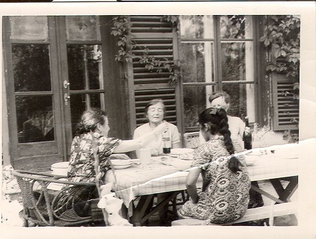 Սպենդիարովաներ Մարինան, Տատյանան, Տատյանայի հոգեդուստր՝ Սուսաննան և  անծանոթ կին սեղանի շուրջ նստած: