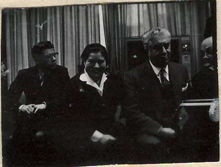 Նեգատիվ՝ լուսանկարի. Ա.Խաչատրյանը կնոջ՝ Ն.Մակարովայի և որդու՝ Կարենի հետ ՄԱԿ-ում մամլո ասուլիսի ժամանակ 
