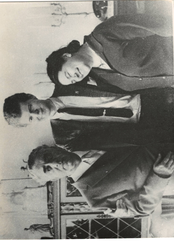 Լուսանկար. Ա.Խաչատրյանը կնոջ՝ Ն.Մակարովայի և ամերիկացի դաշնակահար Վ. Կլայբերնի հետ՝ իր բնակարանում 