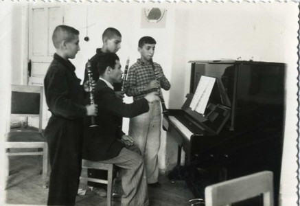 Կապանի Թիվ 1 երաժշտական դպրոցի երեխաները դասի ժամին .1953 թվական