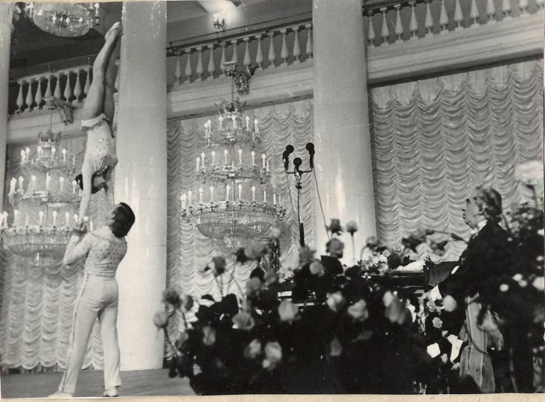 Նեգատիվ՝ լուսանկարի. Ա. Խաչատրյանը  Մոսկվայի միությունների տան սյունազարդ  դահլիճում, իր  ծննդյան 70-ամյակին նվիրված հանդիսավոր երեկոյին 