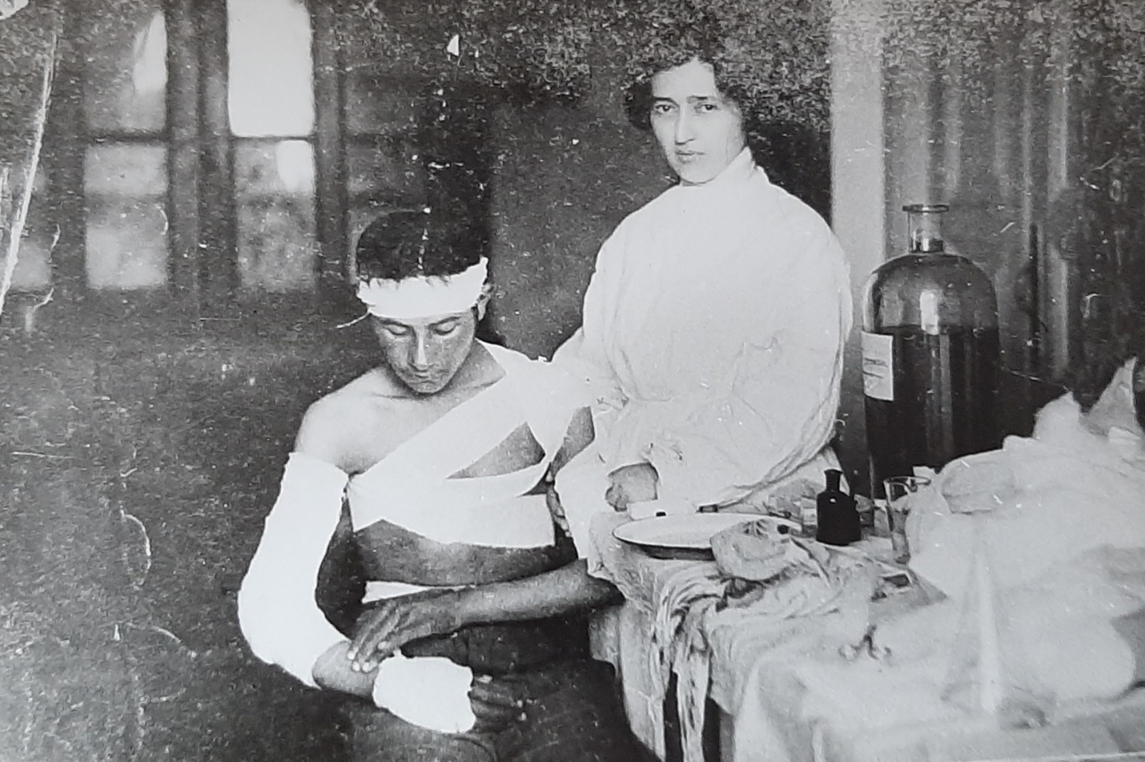 Բաքվի կոտորածներից վիրավոր հայը վիրակապված, Բաքու, 1905 թ.