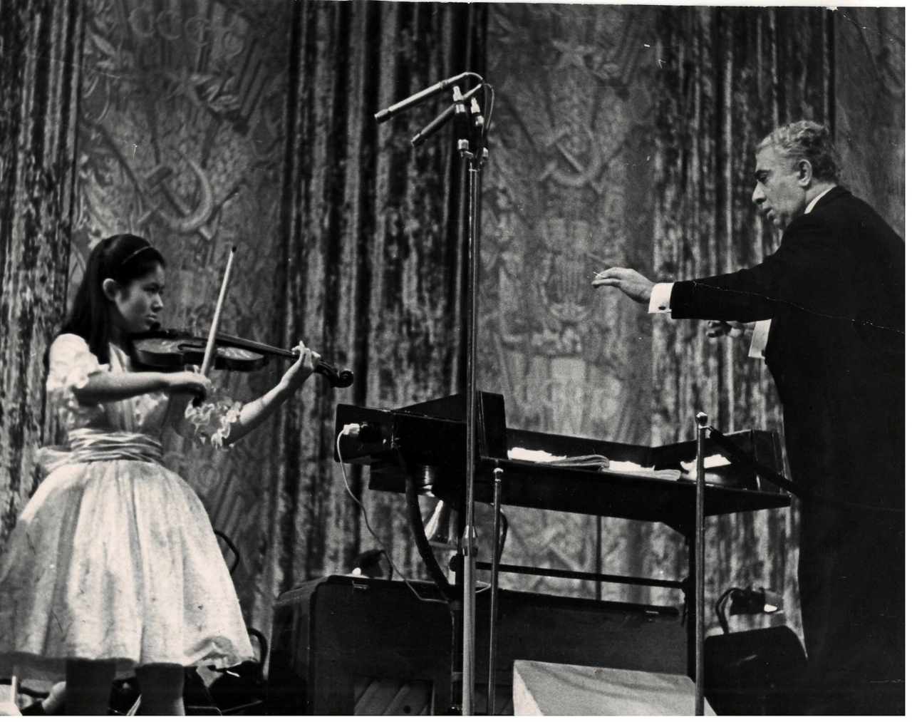Լուսանկար. Ա. Խաչատրյանը պատանի ջութակահարուհի Յ.Սատոյի (Ճապոնիա) հետ, իր Ջութակի կոնցերտը նվագավարելիս