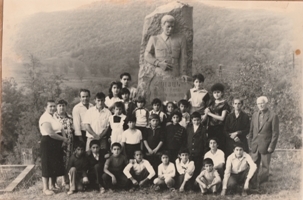 Կապանի Վերին Խոտանանի դպրոցականները ՝ Հմայակ Դավթյանի հուշարձանի մոտ