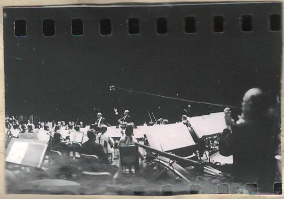 Նեգատիվ՝ լուսանկարի. Ա. Խաչատրյանը թավջութակահար Մ. Ռոստրոպովիչի և Նյու Յորքի սիմֆոնիկ նվագախմբի հետ՝ Քարնեգի Հոլ համերգասրահում իր հեղինակային համերգի ժամանակ 