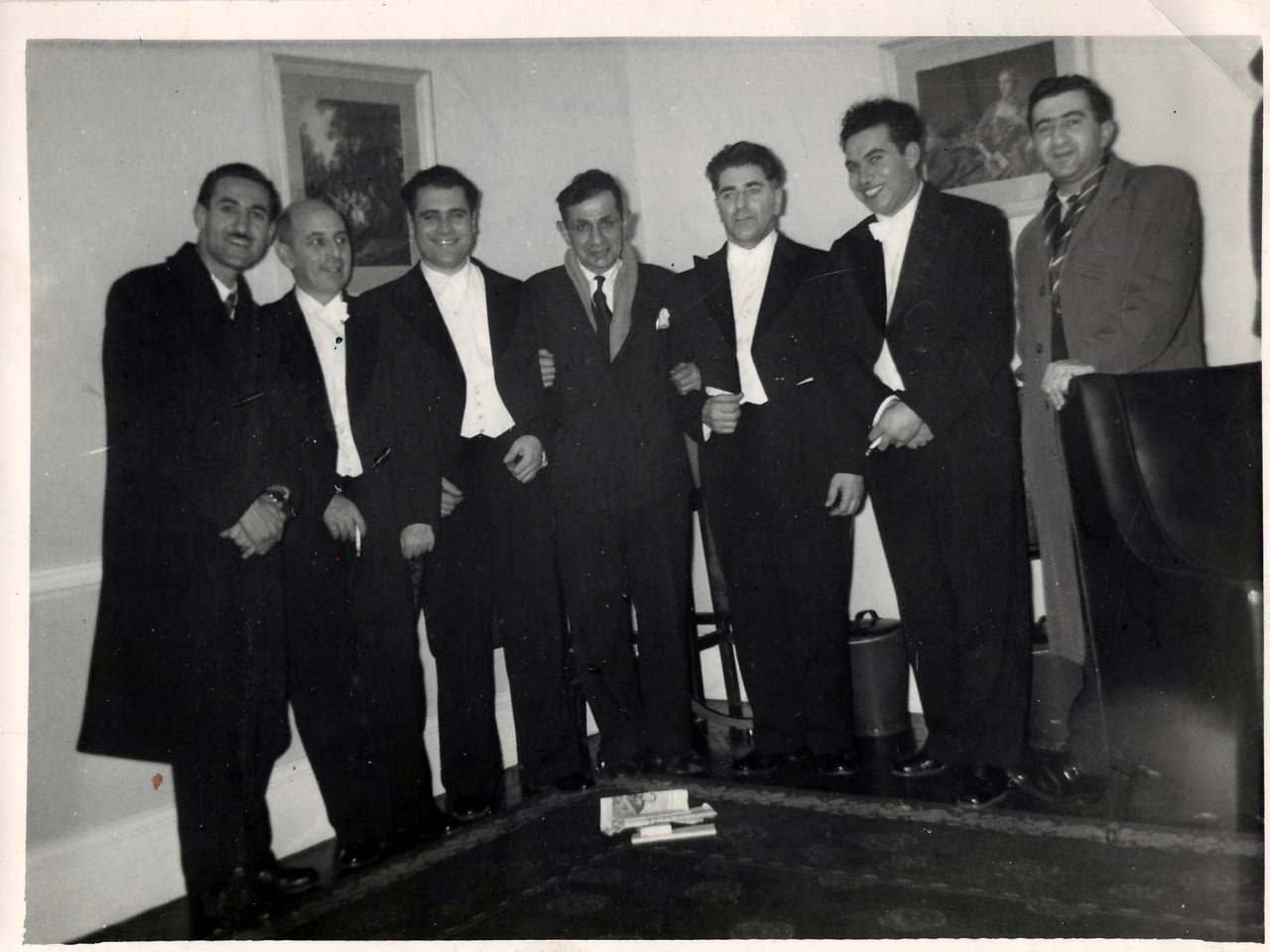 Լուսանկար. Կոմիտասի անվ. լարային քառյակի երաժիշտները լոնդոնահայ Հովհ. Չալգյանի հետ, «Վիկտոր հոլ» համերգասրահում իրենց համերգից հետո