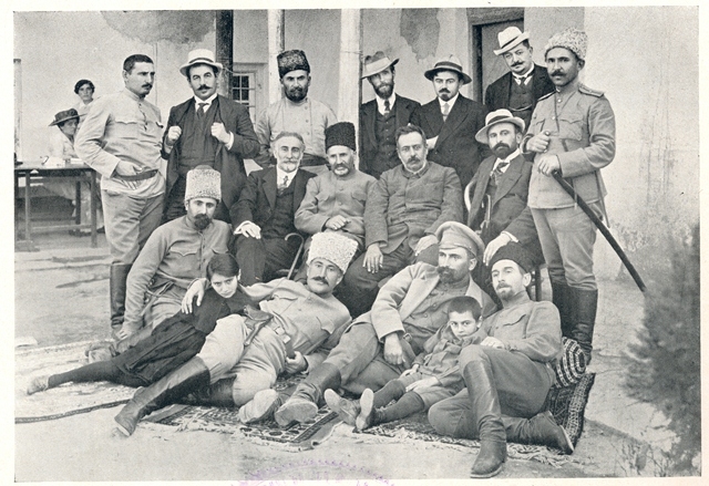 Կամավորական գնդերի ղեկավարներ, շարժման կազմակերպիչներ «Հայ կամաւորներ 1914-1916» ալբոմից
