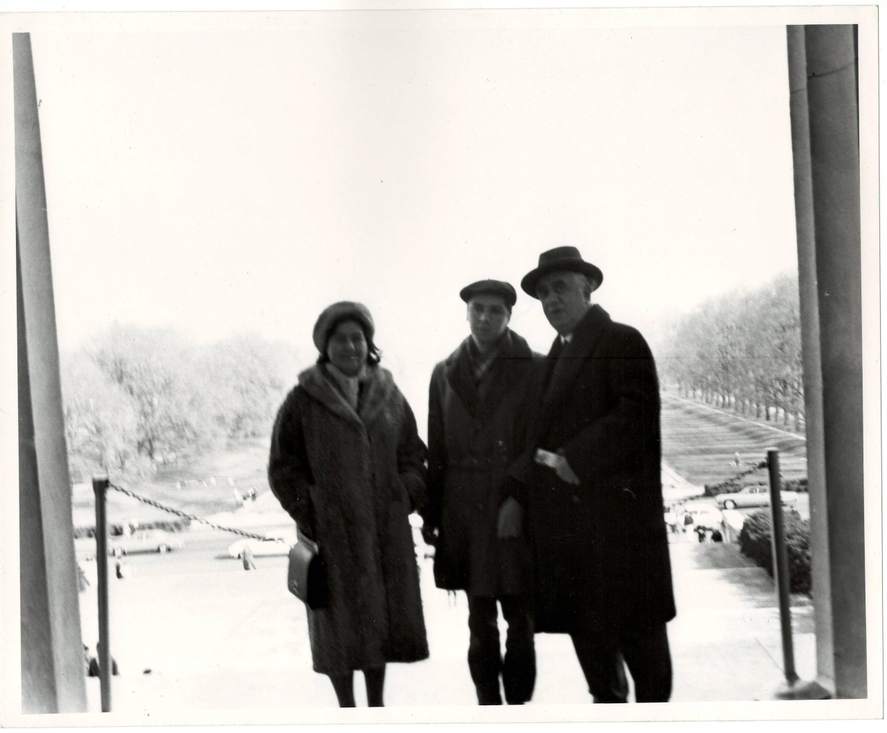 Լուսանկար. Ա. Խաչատրյանը կնոջ ՝ Նինա Մակարովյաին,  և որդու՝ Կարենի հետ Վաշինգտոնի Արլինգտոն գերեզմանոցում