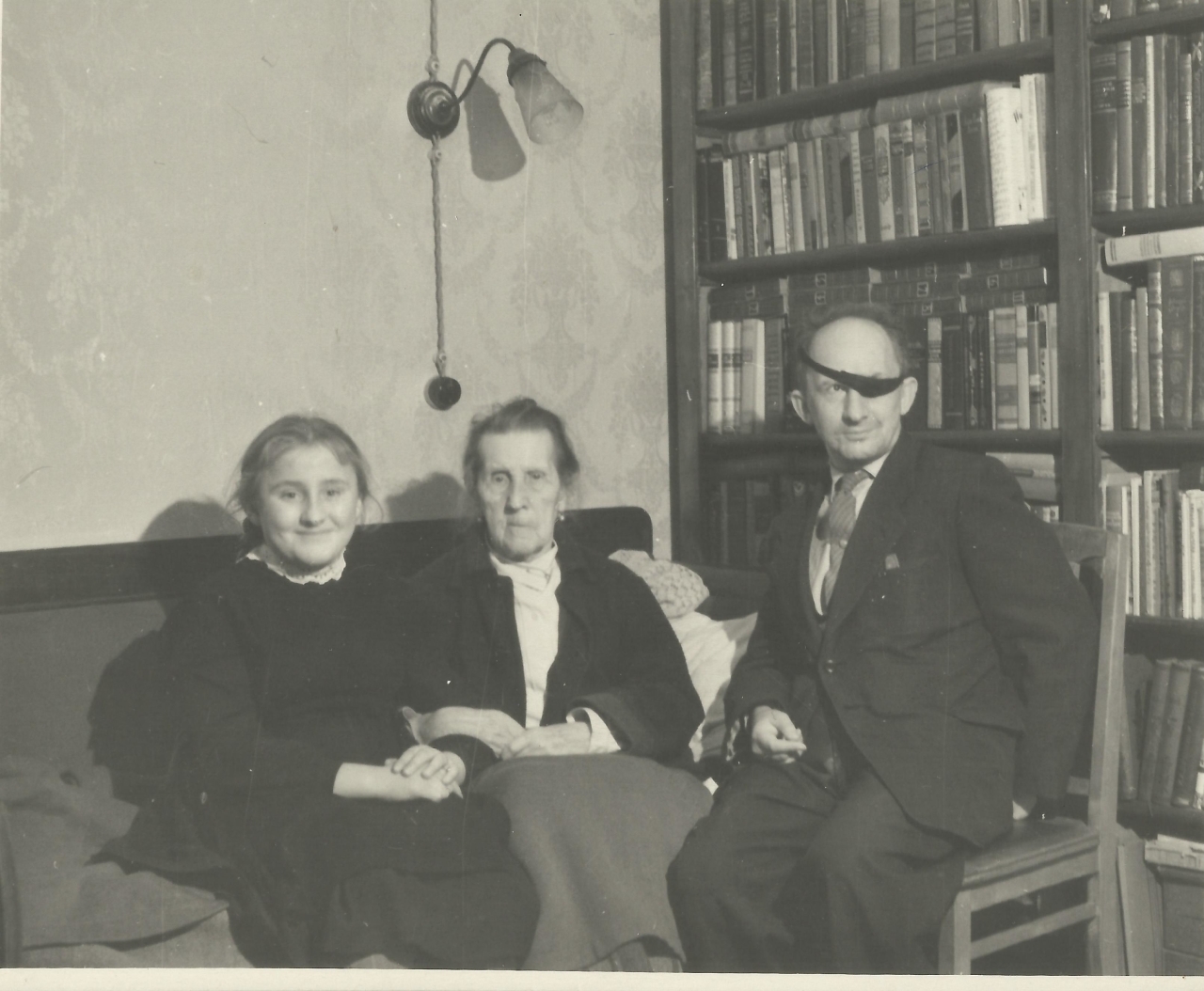 Օլգա Մանդրիկան հոր  և տատիկի  հետ