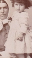Արուս Բաբալյանը մանուկ հասակում ՝ նկարված դայակի  հետ