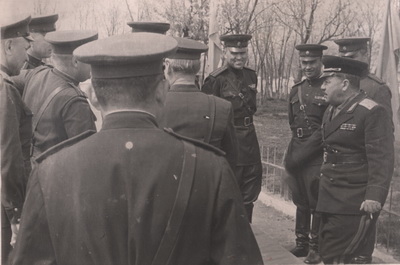 Խորհրդային բանակի սպաներ (ձախ կողմում Գաբրիել Կամոևն է)