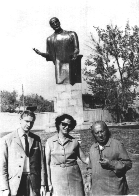 Ե. Քոչարը  Շաքե Աղազարյանի և ռուս հյուրի հետ՝  իր կերտած   «Կոմիտասի»  արձանի առջև, Էջմիածին, 1970