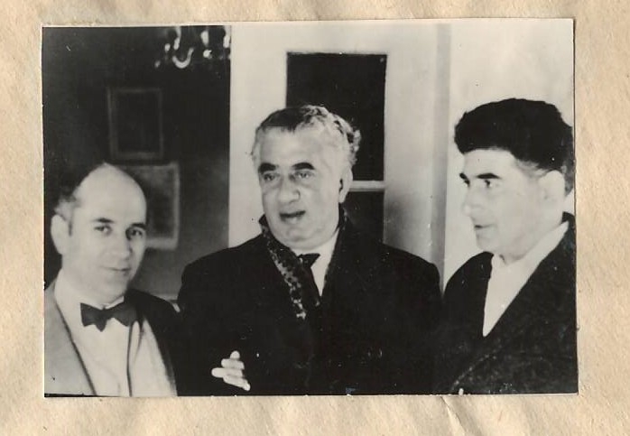 Նեգատիվ ՝լուսանկարի ՝ Ա.Խաչատրյանը   կոմպոզիտորներ  Է.Միրզոյանի  և Վ.Մուրադյանի (գրող Գ. էմինի եղբայրը) հետ 