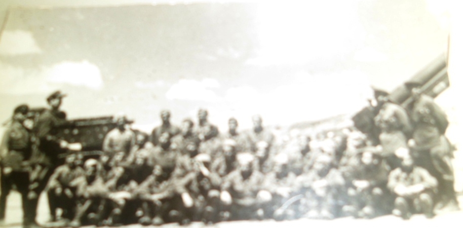  409-րդ Հայկական հրաձգային դիվիզիայի մի խումբ   զինվորներ մարտական առաջադրանք կատարելուց առաջ