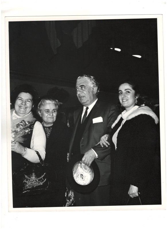 Լուսանկար. Ա. Խաչատրյանը կնոջ՝ Նինա Մակարովայի, դաշնակահարուհի Լյուսի Իշխանյանի և նրա մոր հետ Նյու Յորքի օդանավակայանում
