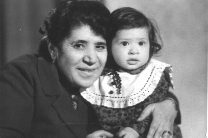 Մանիկ Մկրտչյանը թոռնիկի՝ Կարինեի հետ, 1970-ականներ, Երևան