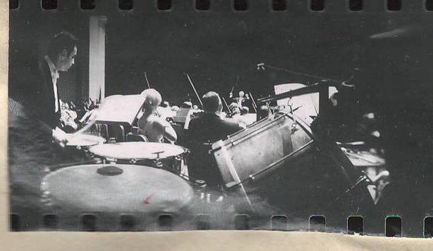 Նեգատիվ՝ լուսանկարի. Ա. Խաչատրյանը  Նյու Յորքի Քարնեգի Հոլ համերգասրահում՝ տեղի  սիմֆոնիկ նվագախումբը ղեկավարելիս