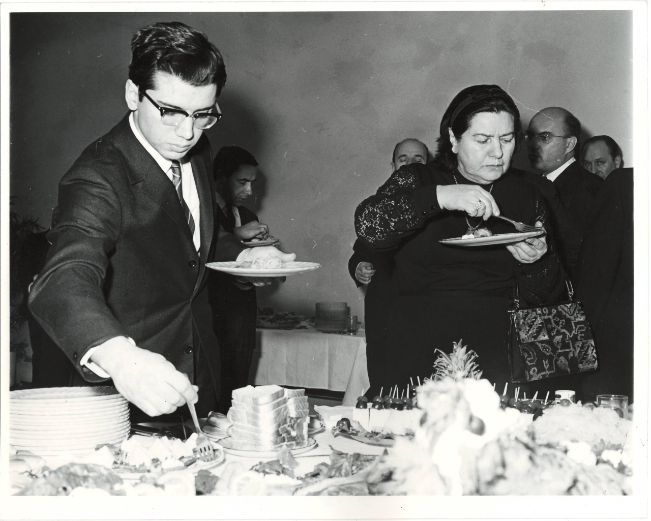 Լուսանկար.Կարեն Խաչատրյանը  (Ա. Խաչատրյանի որդին)  և Նինա Մակարովան (կինը) ՄԱԿ-ի գրասնյակում՝ ճաշկերույթի ժամանակ