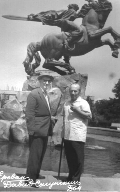  Ե. Քոչարը և մի մեծահասակ տղամարդ «Սասունցի Դավիթ» արձանի մոտ, Երևան, 1964