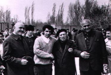 Ե. Քոչարը և մի խումբ մարդիկ  Ծիծեռնակաբերդում. աջից առաջինը՝ Արտաշես Մաթևոսյան, Երվանդ Քոչար, Մարտին Պետրոսյան, Երևան,  [1970–ականներև]
