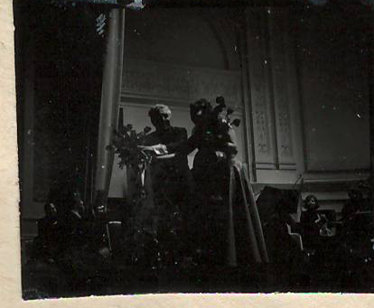 Նեգատիվ՝ լուսանկարի. Ա. Խաչատրյանը թավջութակահարուհի Կ. Գեորգիանի և Նյու Յորքի սիմֆոնիկ նվագախմբի հետ Քարնեգի Հոլ համերգասրահում ՝ իր հեղինակային համերգի ժամանակ