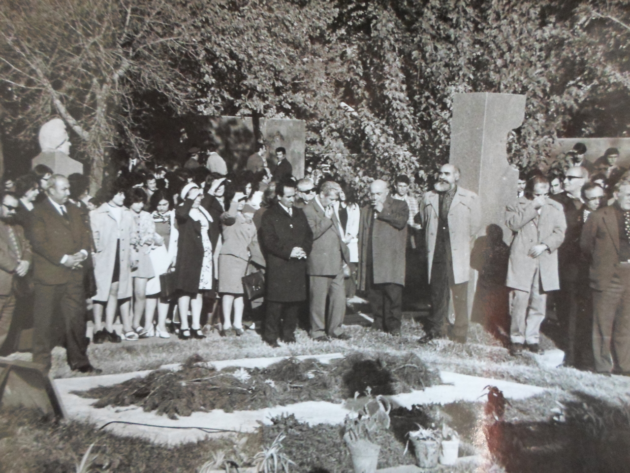 Ավ.Իսահակյանի 100-ամյակի տոնակատարության մասնակիցները Սարյանի շիրիմի առաջ