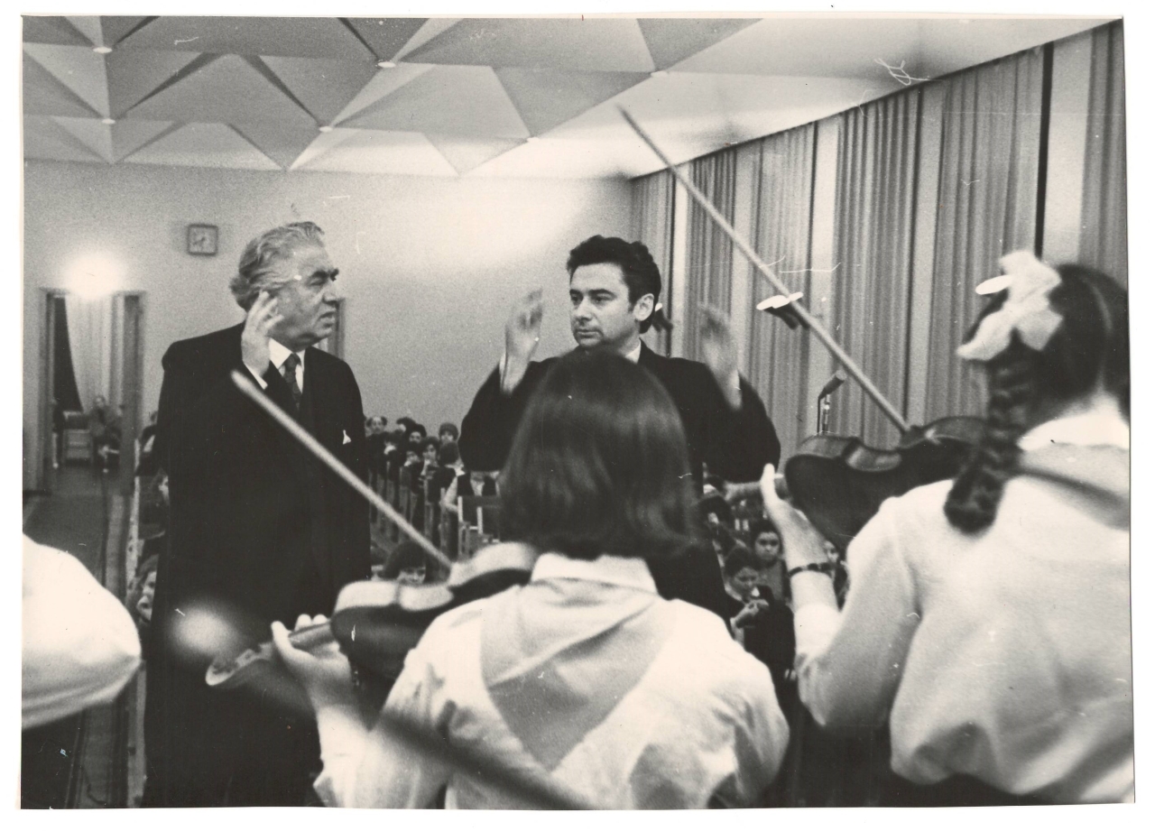 Լուսանկար .  Ա.Խաչատրյանը Լենինգրադի Կիրովի շրջանի մանկական երաժշտական դպրոցի մանկավարժական կոլեկտիվի և սաների հետ ՝  իր ծննդյան 70- ամյակին նվիրված միջոցառումների օրերին                    
