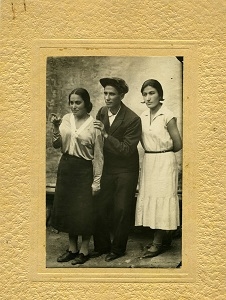 Ղափանի կուսդպրոցի ուսուցչուհի Հրանուշ Բարսեղյանը  (աջից առաջինը)