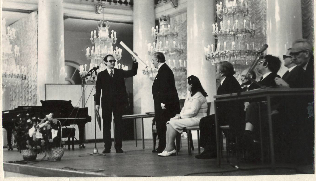 Նեգատիվ՝ լուսանկարի. Ա. Խաչատրյանը Մոսկվայի միությունների տան սյունազարդ դահլիճում, իր ծննդյան 70-ամյակին նվիրված հանդիսավոր նիստին 