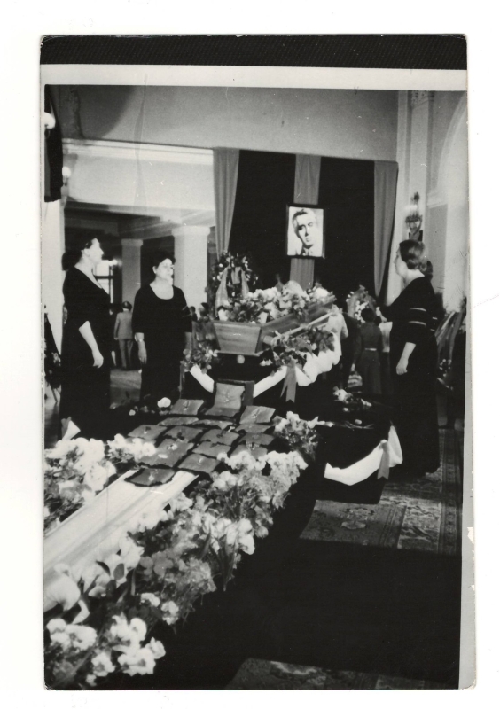 Նեգատիվ ՝ լուսանկարի՝   Ա.Խաչատրյանի  հոգեհանգիստը ՝ Ալ.Սպենդիարյանի անվ. օպերայի և բալետի ակադեմիական թատրոնում