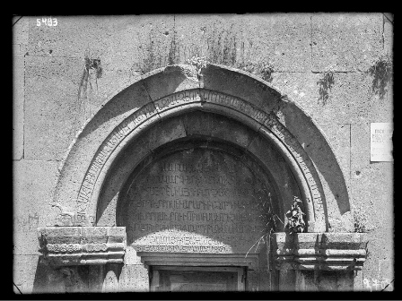 Կեչառիսի վանքային համալիր. Սուրբ Նշան եկեղեցու արևմտյան մուտքի բարավորը