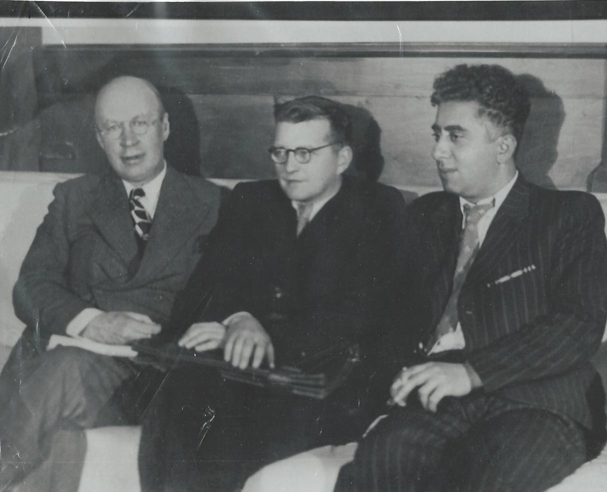 Լուսանկար .Ա.Խաչատրյանը կամպոզիտորներ Դ. Շոստակավիչի և Ս.Պրոկոֆևի հետ 