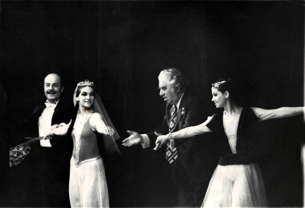 Լուսանկար. Ա. Խաչատրյանը Ալ. Սպենդիարյանի անվ. օպերային թատրոնի բալետային խմբի հետ՝ իր երևանյան «Գայանե» բալետի պրեմիերայից հետո