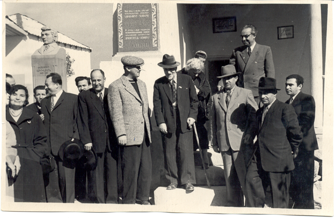 Ավ.Իսահակյանը հայ և ռուս գրողների հետ Աբովյանի  տուն-թանգարանի մուտքի մոտ