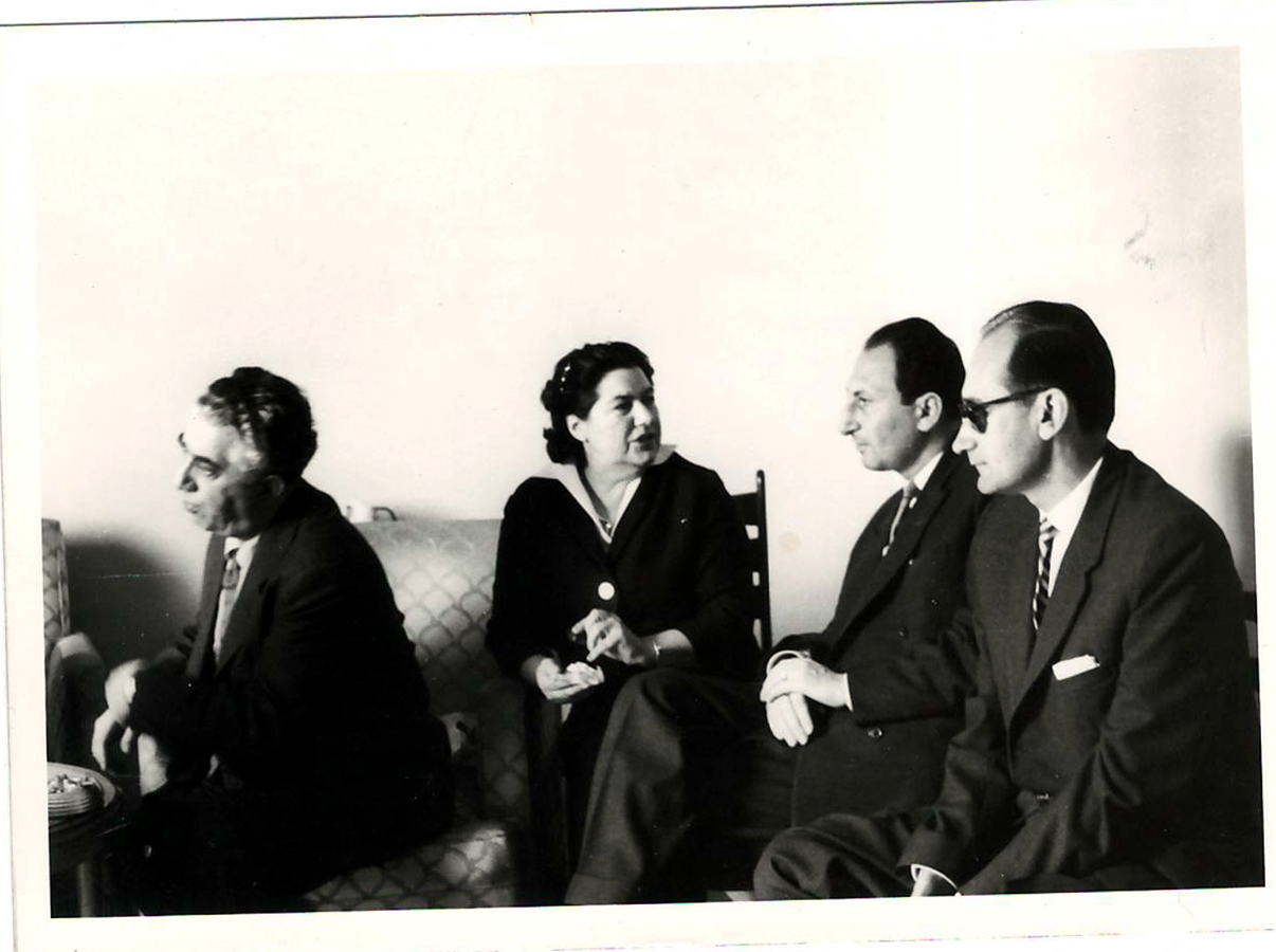 Լուսանկար. Ա. Խաչատրյանը կնոջ՝ Ն. Մակարովայի, եգիպտահայ դիրիժոր Է. Հակոբյանի և մի լրագրողի հետ