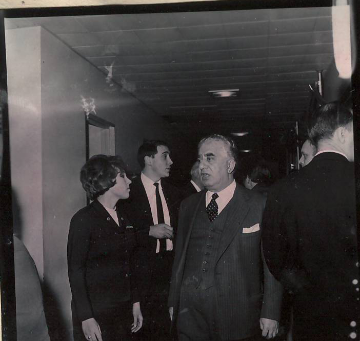 Նեգատիվ՝ լուսանկարի.  Ա.Խաչատրյանը ՄԱԿ-ի գրասենյակի գիդ-թարգմանչուհի Ջ.Յադրոշնիկովայի և այլ աշխատակիցների հետ ՄԱԿ-ին առընթեր սովետական ներկայացուցչությունում 